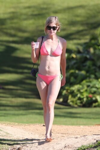 Rosamund Pike Feet Toes And Soles 174