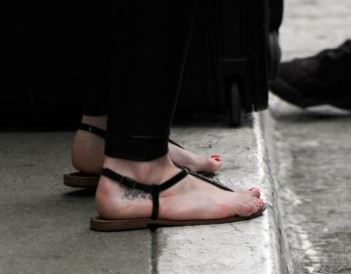 Hilary Duff Feet Toes And Soles 276